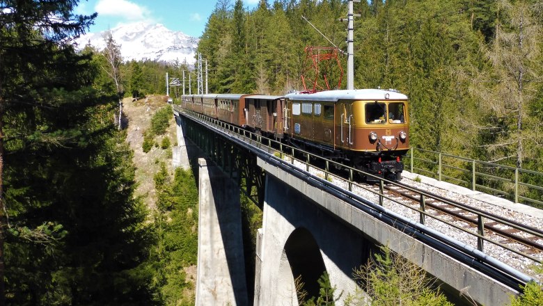 Ötscherbär, © NÖVOG/Thomas Kainz Gold-braune Ötscherbär Lok fährt über Viadukt