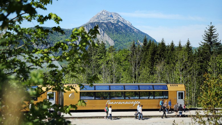 Panoramawagen, © NÖVOG/Weinfranz Goldener Panoramawagenzug vor Ötscher