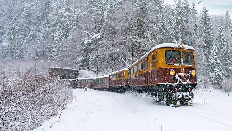 Erlebniszug Ötscherbär fährt durch eine winterliche Landschaft., © NB/Bollwein