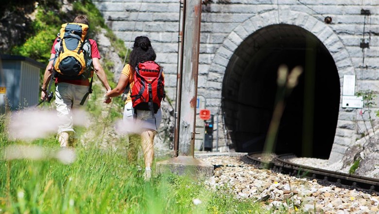 Der ideale Ausflug im Naturpark, © NOEVOG/Weinfranz Pärchen wandert
