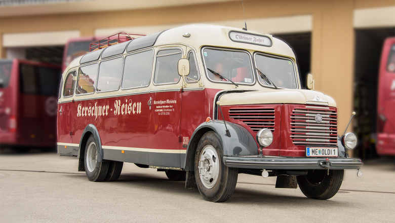 Oldtimerbus, © Kerschner Reisen Roter Oldtimerbus