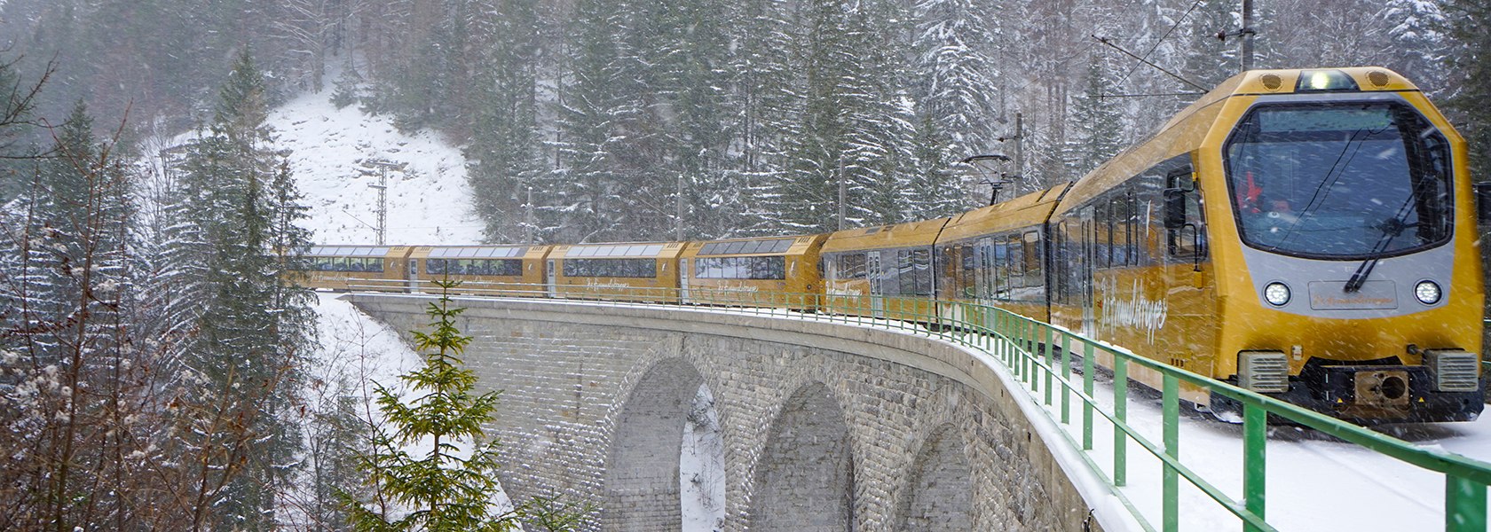 Panoramawagen im Winter, © NB/Mayerhofer Panoramawagen fährt über Brücke im verschneiten Winter
