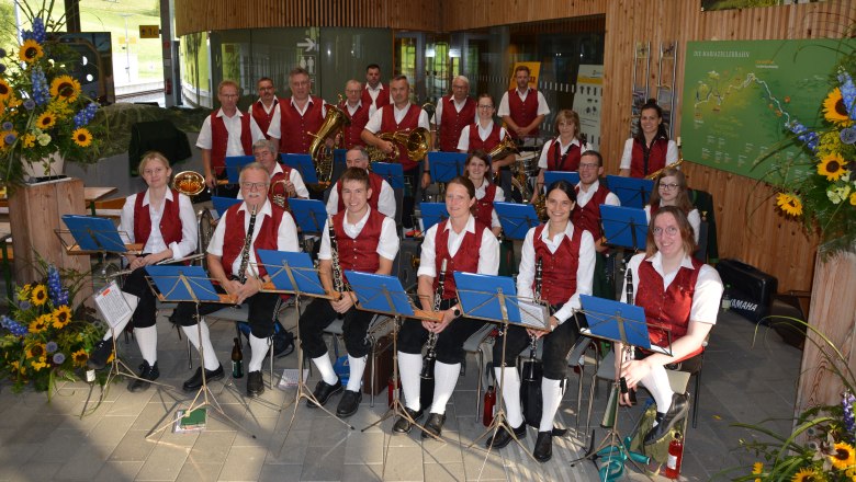 Trachtenmusikverein Frankenfels, © Gerhard Hackner Trachtenmusikverein mit weißen Hemden, roten Gelit und langen weißen Socken. Die Musiker haben verschiedene Instrumente in der Hand