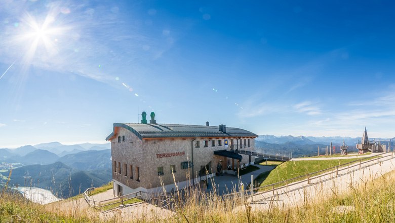 At the summit of the Gemeindealpe: the Terzerhaus, © Lindmoser The Terzerhaus on the Gemeindealpe in sunny weather with a mountain panorama in the background.