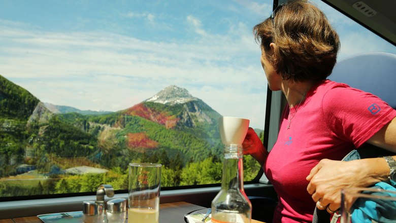 Ötscherblick, © NB/weinfranz.at Frau bewundert Lanschaftg vom Zugfenster aus