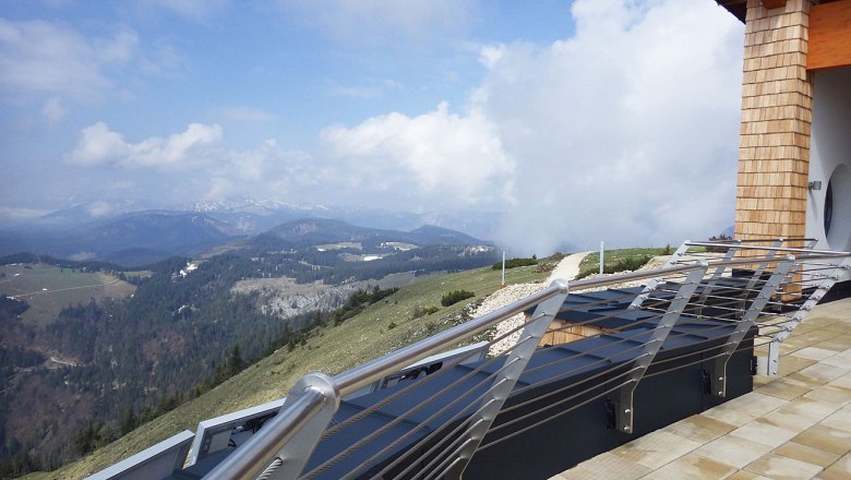 View from the Terzerhaus, © Abl View from the Terzerhaus of a mountainous landscape with clouds and a railing in the foreground.