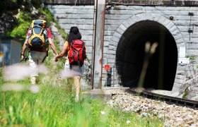 Der ideale Ausflug im Naturpark, © NOEVOG/Weinfranz Pärchen wandert