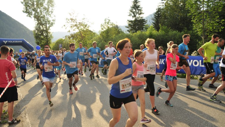 Mit der Mariazellerbahn zum Night-Run, © Night Run Läufer und Läuferinnnen am Erlaufsee
