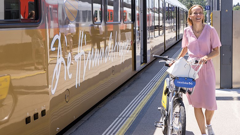 Eine Dame mit Fahrrad vor der Himmelstreppe