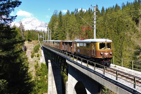 Ötscherbär fährt über Brücke