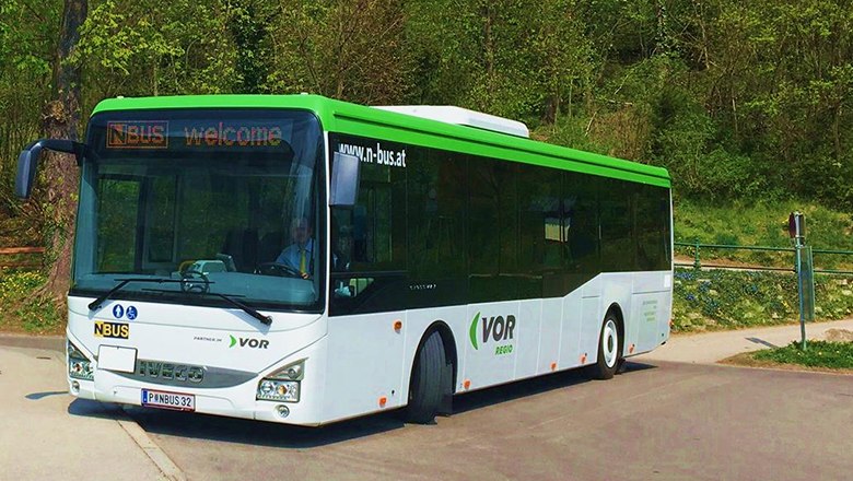 VOR Bus in weiß mit grünem Streifen rund ums Dach