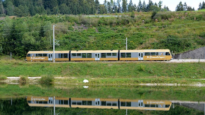 Himmelstreppe fährt an Teich vorbei