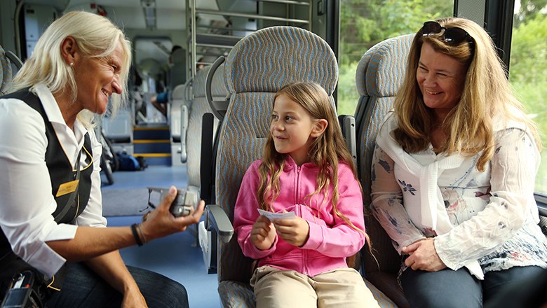 Kind zeigt Schaffnerin ihre Fahrkarte