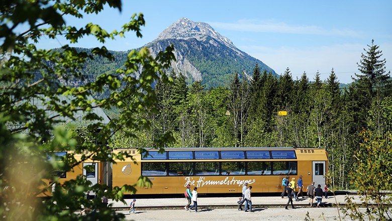 Menschen wollen in Himmelstreppe einsteigen