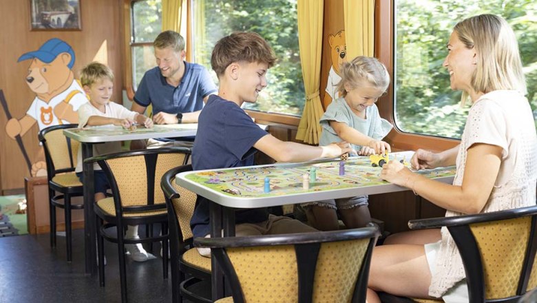 Spielende Kinder im Spielewaggon des Ötscherbär