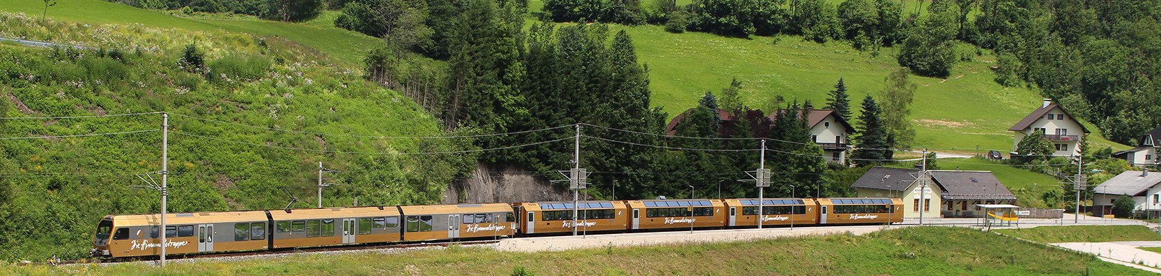 Himmelstreppe fährt an Teich vorbei