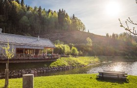 Überblick über See und Restaurant im Hintergrund