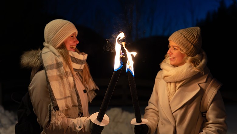 Eine Fackelwanderung, die in einer stimmungsvollen Atmosphäre stattfindet, führt nach Mariazell., © NÖVOG/Grojer