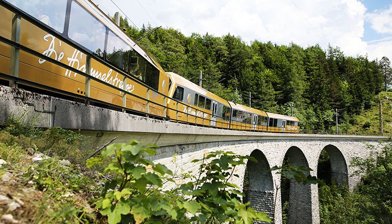 Himmelstreppe fährt über Brücke