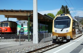 Mariazellerbahn fährt aus Haltestelle raus