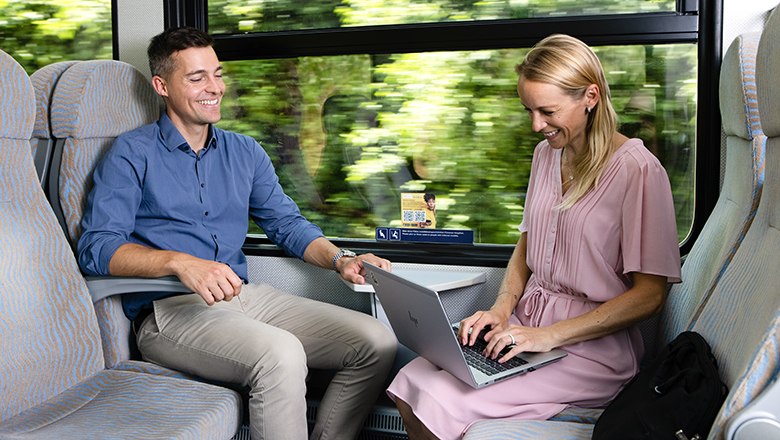 Pendlerin in der Himmelstreppe arbeitet am Laptop 