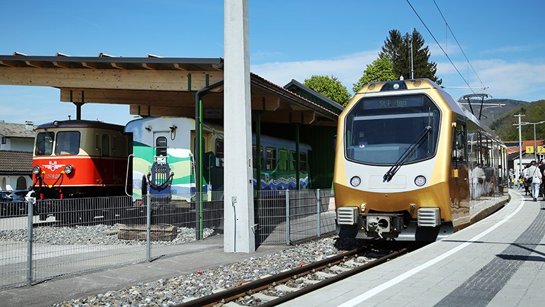 Mariazellerbahn fährt aus Haltestelle raus