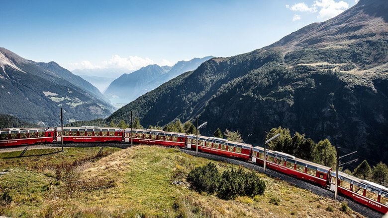 Rhätische Bahn fährt an den Alpen vorbei