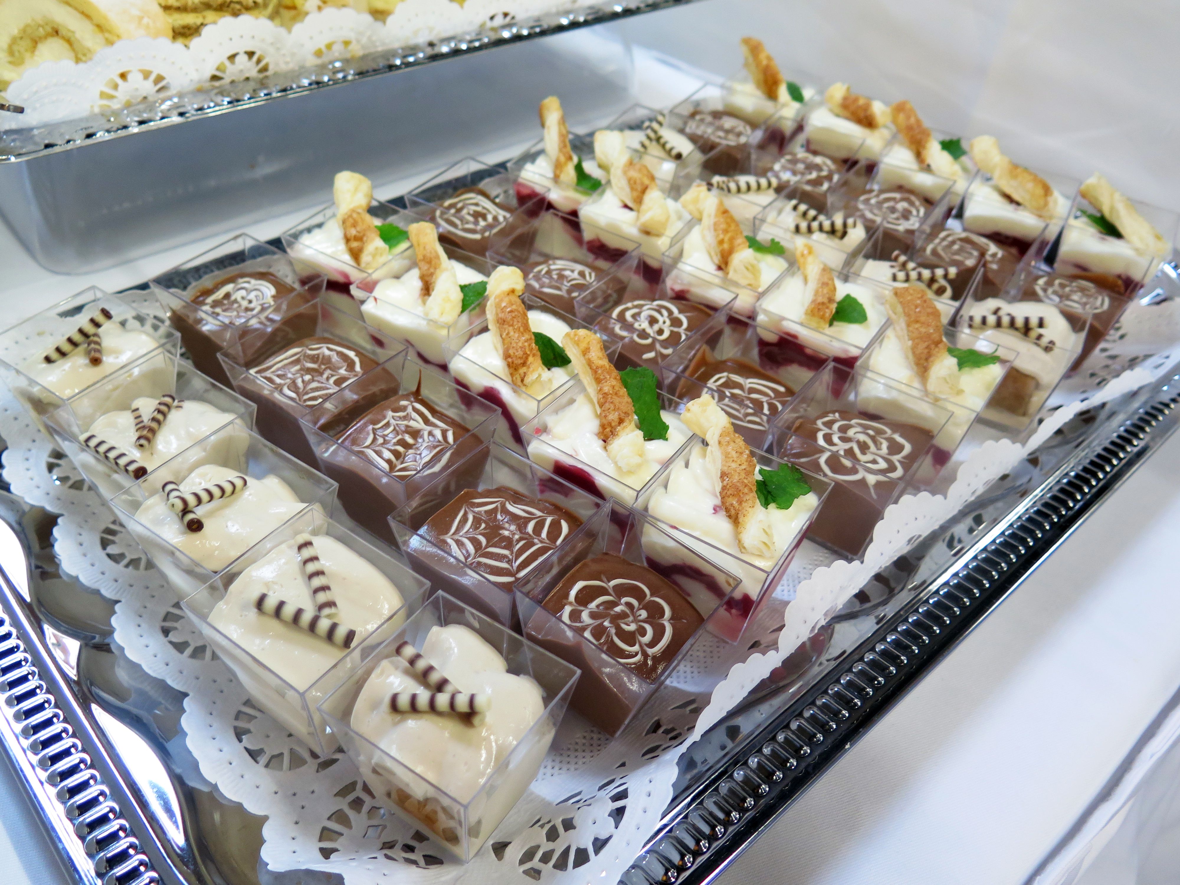 Platte mit verschiedenen dekorierten Petit Fours und kleinen Kuchenstücken.