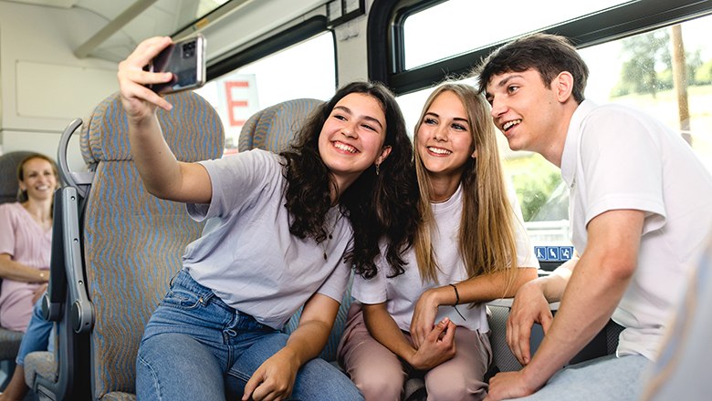 3 Teenager machen im Zug der Mariazellerbahn ein Selfie