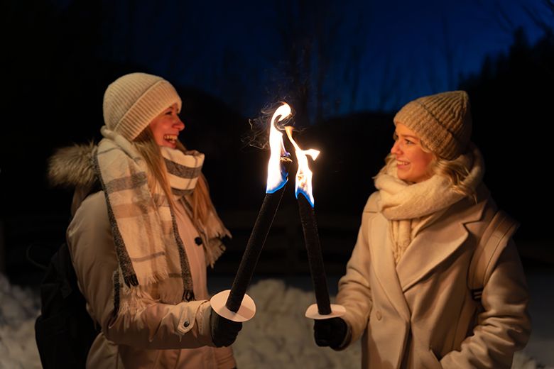 Stimmungsvoller Fackelspaziergang