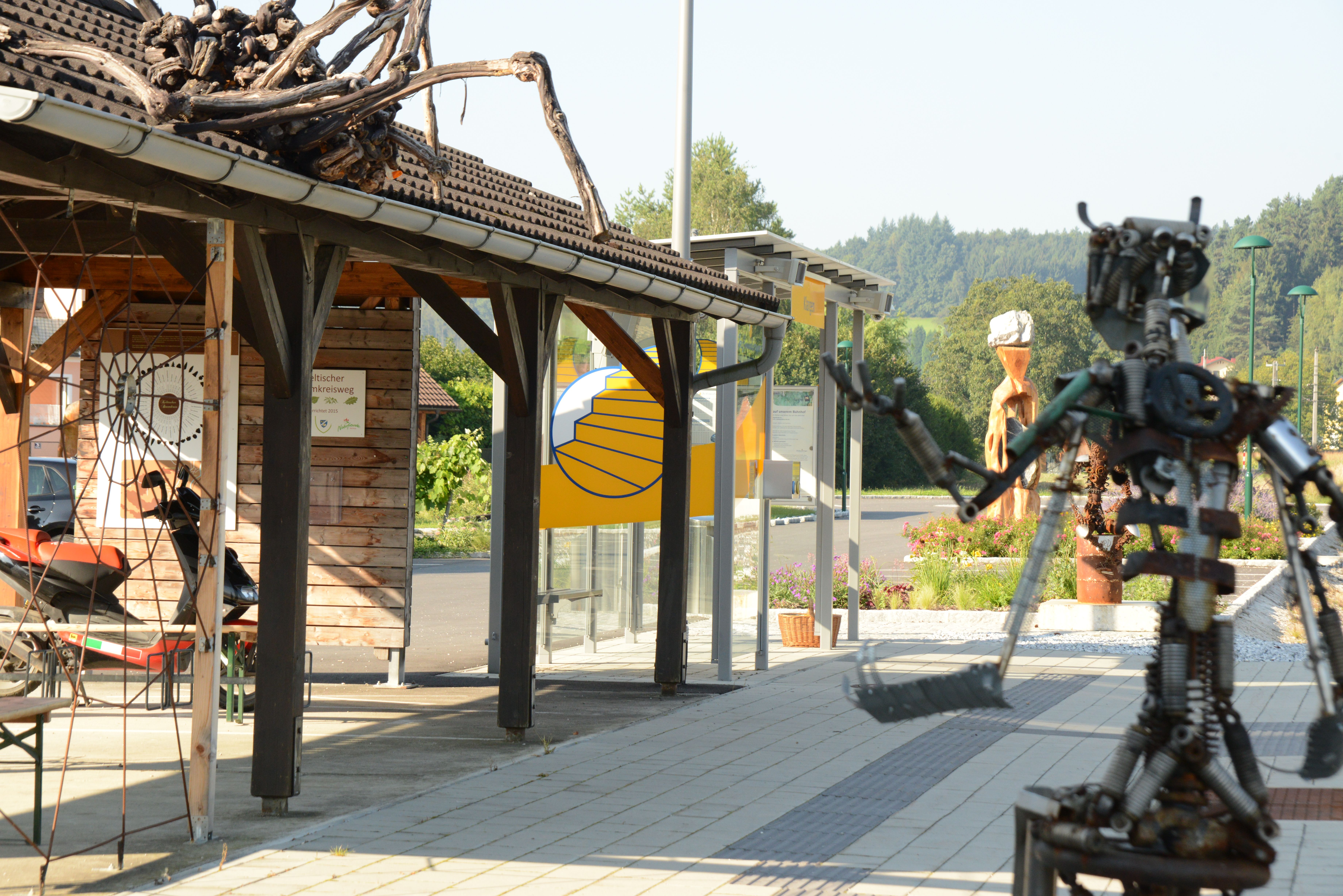 Kunstbahnhof Klangen mit einer Skulptur im Vordergrund
