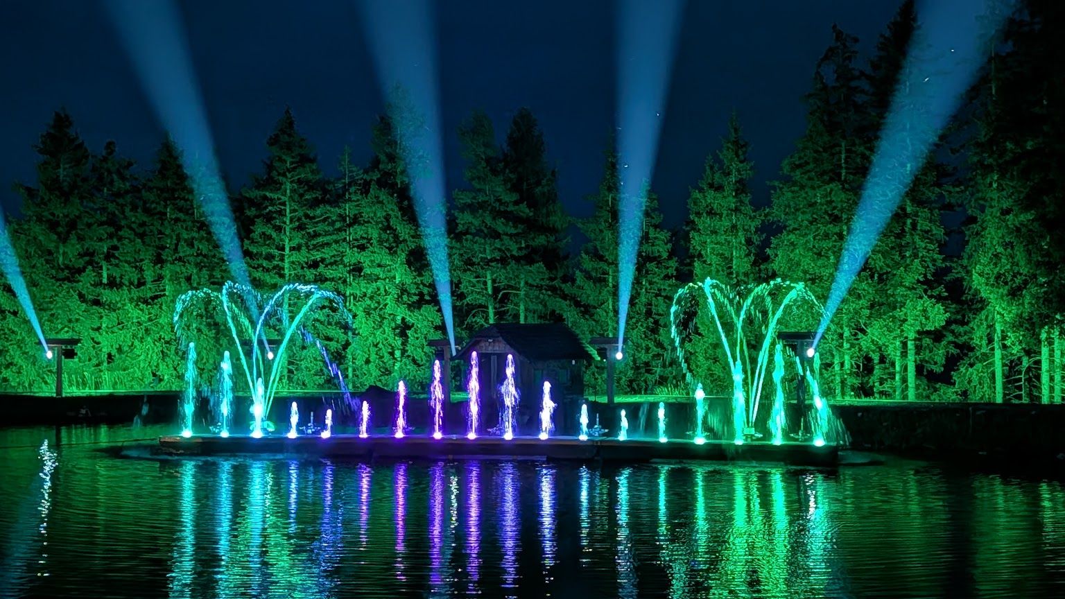 Besondere Lichtershows am Bergsee.
