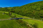 360 Grad Foto entlang der Mariazellerbahn mit grünen Wiesen und Bäumen