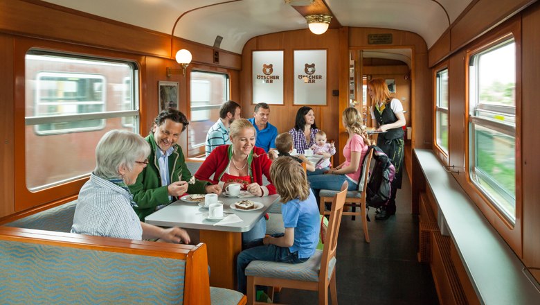 Groß und Klein genießt Kaffee und Kuchen im Speisewagen