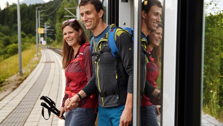 Frau und Mann steigen aus der Himmelstreppe aus