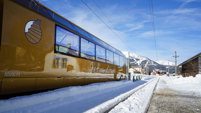 Panoramawagen umgeben von Schnee