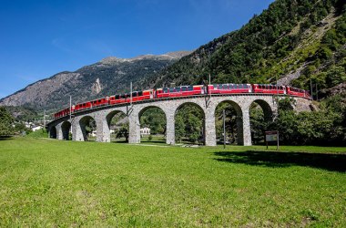 Rhätische Bahn fährt über Brücke in Tunnel ein