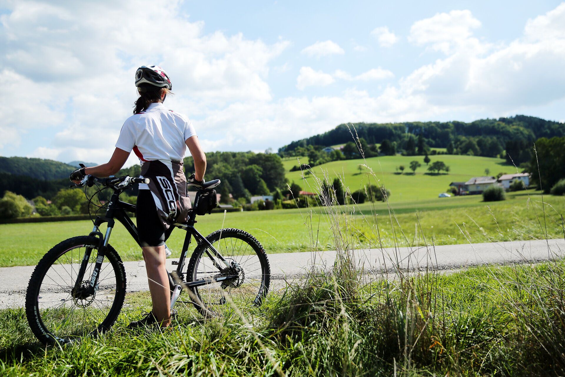 Ein Radfahrer genießt die frische Bergluft und die atemberaubende Aussicht auf die sanften Hügel des Pielachtals. Die grüne Landschaft lädt dazu ein, die Natur zu erkunden und die Ruhe der Umgebung zu erleben. Hier, wo die Berge und das Radfahren aufeinandertreffen, wird jeder Moment zum unvergesslichen Erlebnis.
