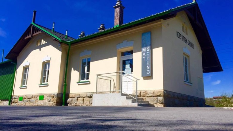 Exterior view of a small museum building with a yellow façade and green accents.