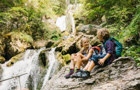 Pě&scaron;&iacute; turistika, rodina, Trefflingfall, Př&iacute;rodn&iacute; park &Ouml;tscher Torm&auml;uer, Mostviertel, &copy; Nieder&ouml;sterreich Werbung/Andreas Jakwerth