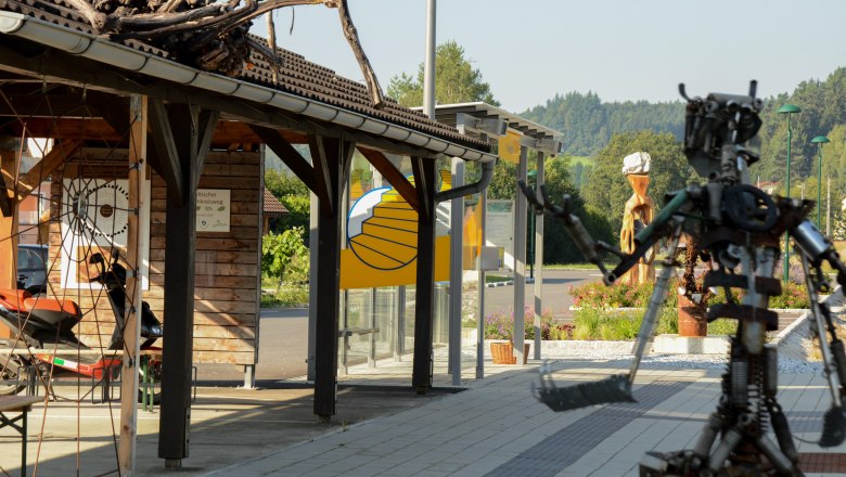 Haltestelle Klangen mit Kunstweken am Bahnhofsgelände