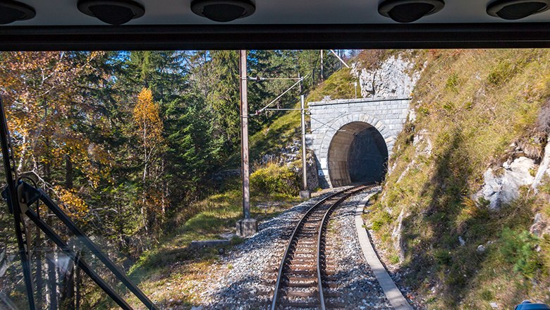 Blick auf eine Tunneleinfahrt aus dem Führstand heraus