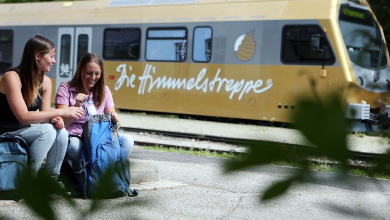 zwei Freundinnen warten vor Mariazellerbahn