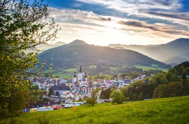 Blick auf Tal mit Bergen im Hintergrund