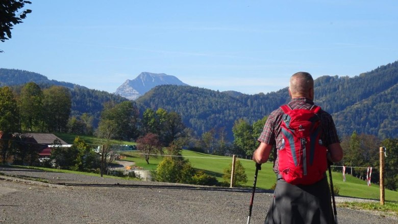 Wanderer wandert auf den Berg