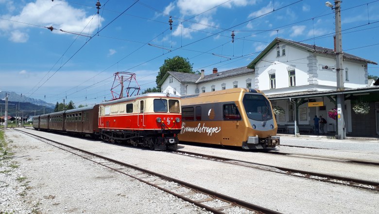 Zwei Z&uuml;ge an Bahnhof Mariazell
