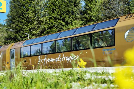 goldene Himmelstreppe von der Seite fotografiert