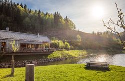 Die sanften Hügel und das glitzernde Wasser schaffen eine friedliche Kulisse, die zum Verweilen einlädt. Hier, wo die Natur in voller Pracht erblüht, können Besucher die frische Luft und die atemberaubenden Ausblicke genießen. Ein perfekter Ort für eine entspannte Auszeit inmitten der Alpen.