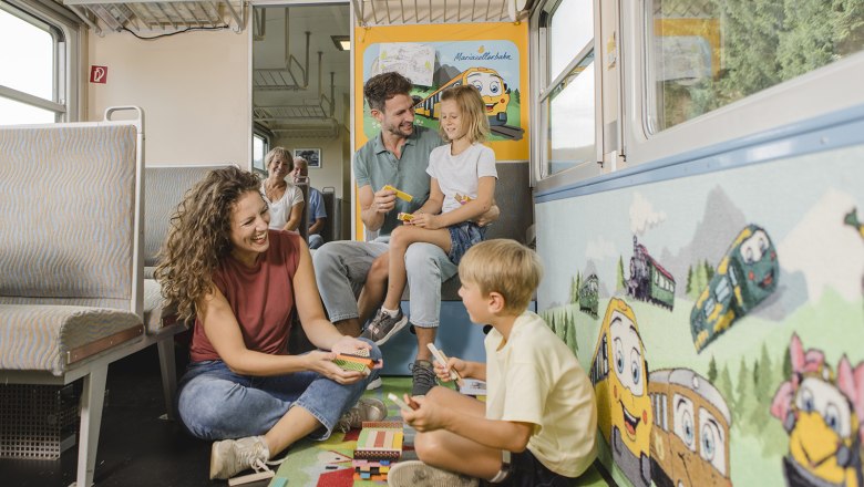 Spielende Kinder im Spielewaggon des Ötscherbär