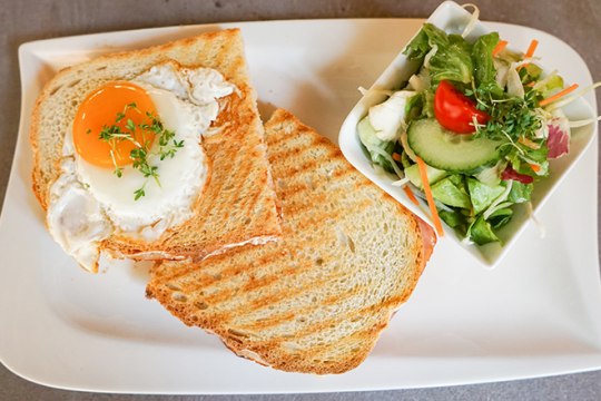 Snacks und warme Mittagsgerichte à la Carte, © NB/Gerstl